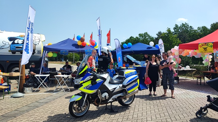 POL-WL: Fernfahrerstammtisch der Polizeidirektion Lüneburg unterstützt Aktionstag zugunsten benachteiligter Kinder