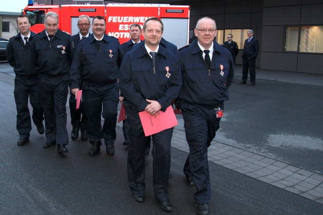 FW-E: Verleihung von Feuerwehr-Ehrenzeichen, Essens Feuerwehr-Dezernent Christian Kromberg zeichnet Feuerwehrleute aus