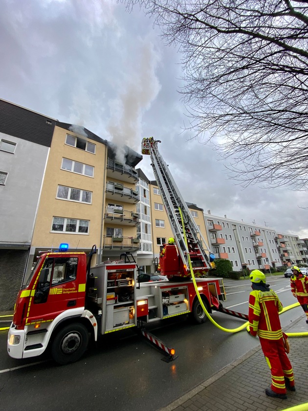 FW-Heiligenhaus: Wohnungsbrand fordert Feuerwehr für mehrere Stunden