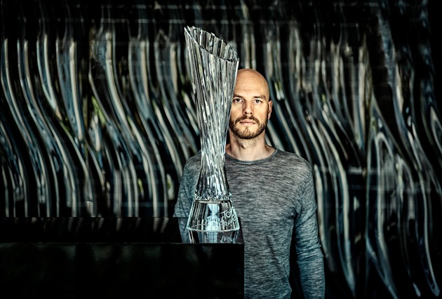 Tour de France-Sieger Jonas Vingegaard mit Kristallglastrophäe von ŠKODA AUTO geehrt