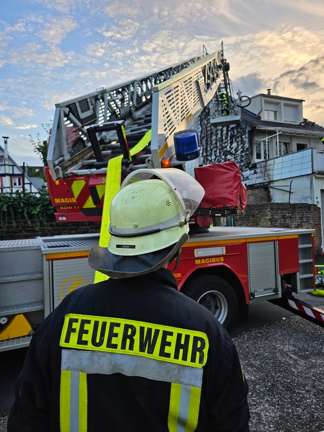 FW Königswinter: Feuerwehr kann Brandausbreitung in enger Altstadtbebauung stoppen