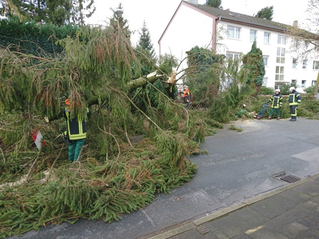 FW-HAAN: &quot;Friederike&quot; sorgt für zahlreiche Einsätze der Feuerwehr