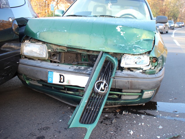 POL-ME: Verkehrsunfall: Zwei leicht Verletzte und hoher Sachschaden - Hilden - 1811099