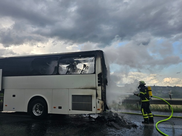 FW Königswinter: Reisebus brennt auf Autobahn A 3 - Fahrgäste kommen mit einem Schock davon