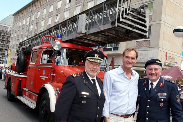 &quot;Nostalgie in Rot&quot; als Lindwurm quer durch Leipzig / Historischer Fahrzeugkorso als Abschluss des Deutschen Feuerwehrtages