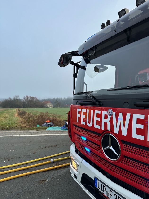 FW Horn-Bad Meinberg: Schwerer Verkehrsunfall am Freitag Vormittag - eine Person bei Alleinunfall im PKW eingeschlossen