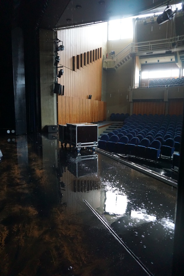 FW Ratingen: Wasserschaden im Stadttheater