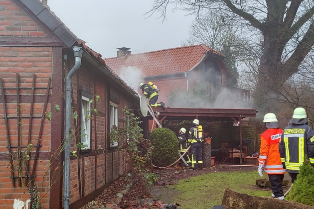 FW Lüchow-Dannenberg: +++Dachstuhlbrand bei Clenze/Lüchow-Dannenberg+++130 Feuerwehrleute im Einsatz+++Rauchentwicklung behindert die Löscharbeiten+++