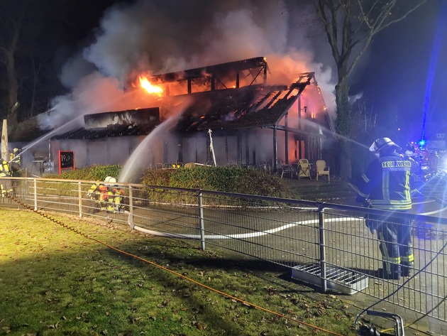 FW-ROW: Sportlerheim des Rotenburger SV fällt Flammen zum Opfer