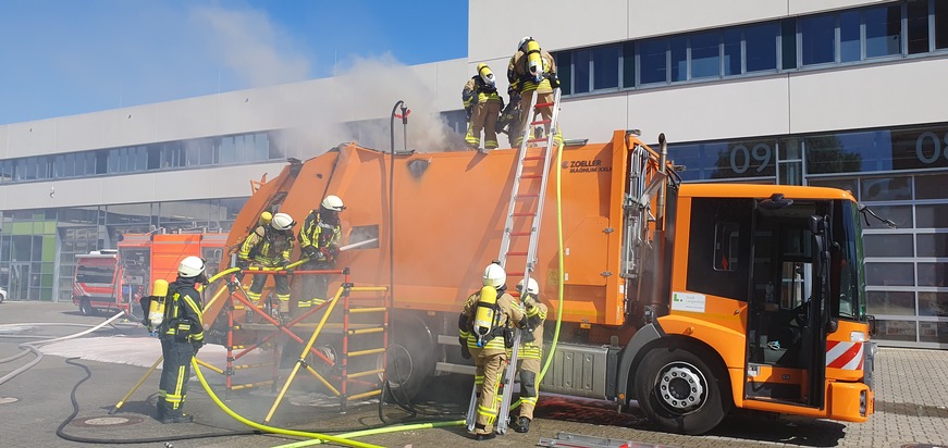 FW-Langenfeld: Brennendes Sperrmüllfahrzeug fährt zur Hauptfeuer- und Rettungswache