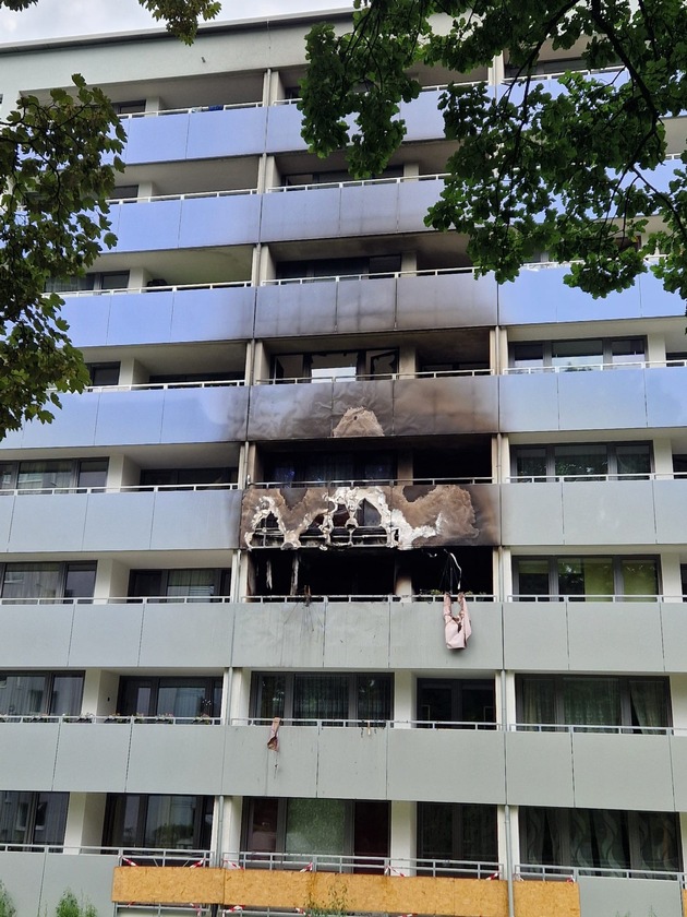 FW-Erkrath: Wohnungsbrand in Mehrfamilienhaus mit umfangreicher Menschenrettung - Acht Verletzte, davon drei leichtverletzte Feuerwehrangehörige