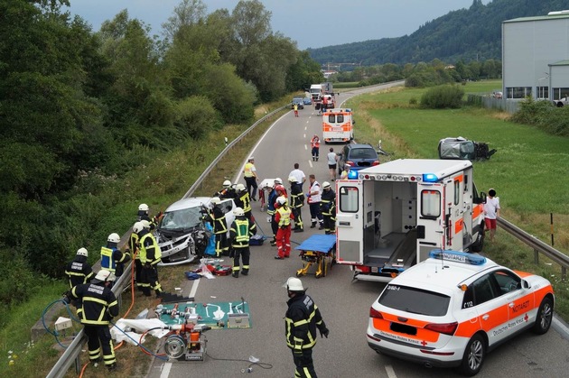 POL-FR: Schopfheim: Frontalzusammenstoß auf der B 317 - mehrere Verletzte -  Rettungshubschrauber im Einsatz - wichtiger Unfallzeuge gesucht