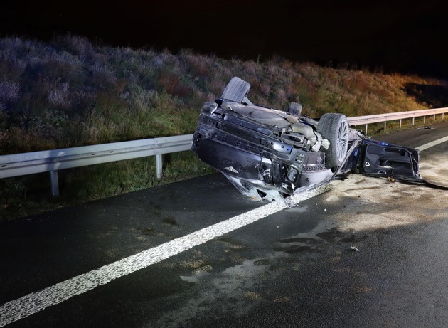 POL-D: +++Meldung der Autobahnpolizei+++ - Neersen - A 52 in Richtung Roermond - Tödlicher Verkehrsunfall - 33-jähriger Pkw-Beifahrer stirbt an der Unfallstelle