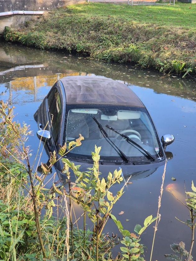 POL-STD: 81-jährige Autofahrerin landet im Alten Land im Fleth - Fahrerin mit Hilfe von Anwohnern gerettet, Unbekannte brechen Baucontainer in Wohlerst auf und entwenden Werkzeuge, Maschinen und Diesel
