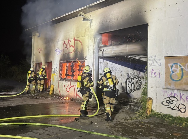 FW-E: Zweiter großer Brand innerhalb weniger Stunden - Müll in Lagerhalle in Flammen
