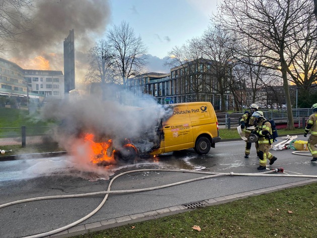 FW-KLE: Brand eines Zustellerfahrzeuges an der Hafenstraße