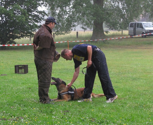 POL-NI: Trotz Dauerregen gute Ergebnisse beim neunten Vielseitigkeitswettkampf der Diensthundführer und -führerinnen -Bilder im Download-