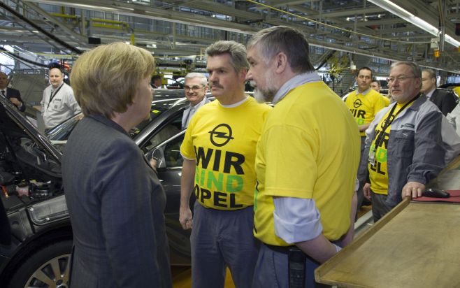 Bundeskanzlerin Angela Merkel bei Opel in Rüsselsheim / Auch hessischer Ministerpräsident sprach vor 3.000 Opel-Mitarbeitern / GM Europa-Präsident Carl-Peter Forster skizzierte Zukunftsplan für Opel