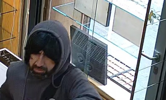 POL-HL: HL-Innenstadt / Folgemeldung: Öffentlichkeitsfahndung nach Verdacht des versuchten schweren Raubes auf Goldgeschäft