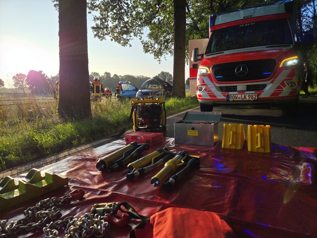 FW-ROW: Fahrerin wird bei Unfall im PKW eingeklemmt