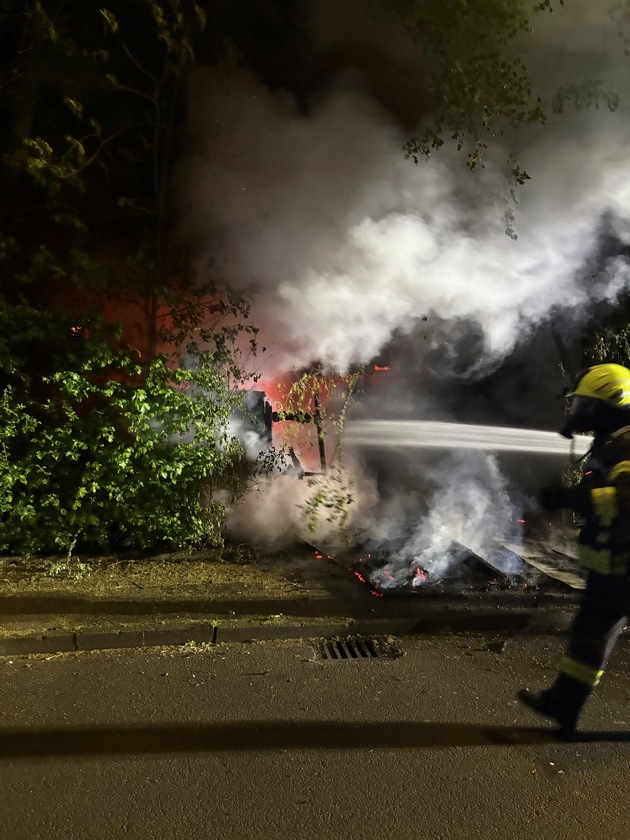 FW-WAF: Vollbrand einer Gartenlaube