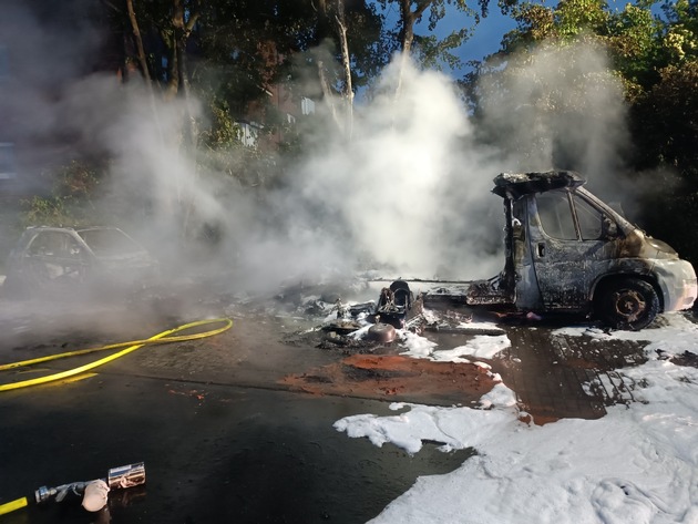FW Norderstedt: Friedrichsgaber Weg: 6 Fahrzeuge nach Brand beschädigt