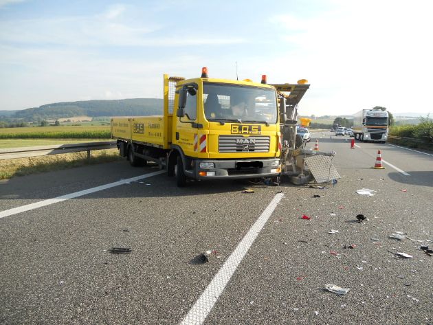 POL-GOE: (528/2013) BAB 7 - Gemarkung Kalefeld - Lkw prallt auf Sicherungsfahrzeug einer Tagesbaustelle - Hoher Sachschaden, kein Personenschaden
