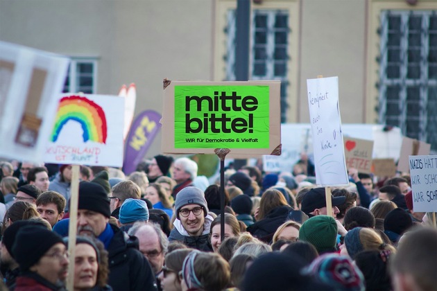 „MitteBitte!“: Kreative gründen Initiative und rufen gesellschaftliche Mitte zum Einsatz für Demokratie und Freiheit auf