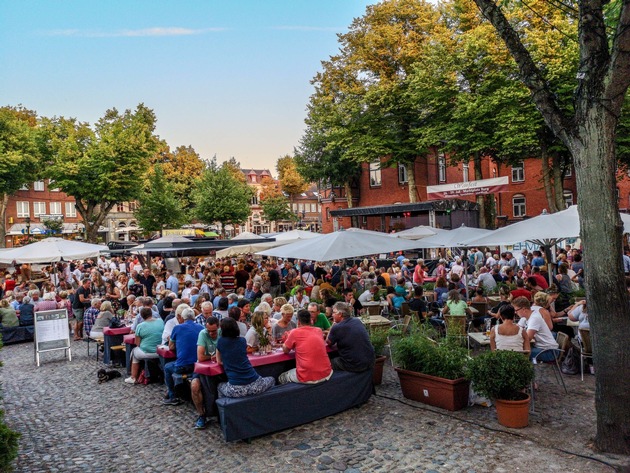 Wein, Genuss und Live-Musik – Der Tourismus-Service Fehmarn lädt vom 23. bis 26. Juli zum Weinfest auf den Burger Marktplatz ein