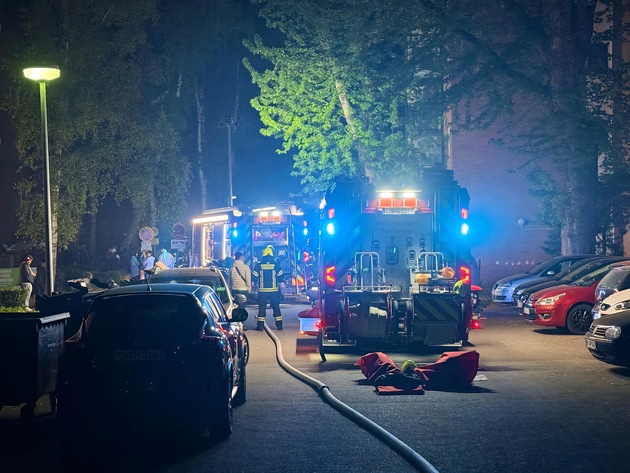 FW Bergheim: Feuerwehr löscht brennende Fahrzeuge in Tiefgarage Starke Rauchentwicklung - Mehrere PKW betroffen