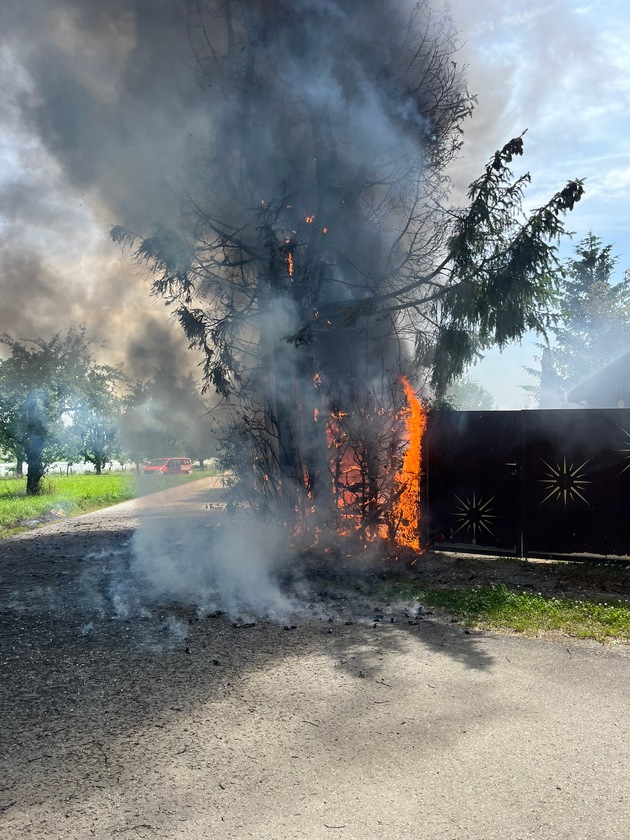 FW Gäufelden: Ausgedehnter Heckenbrand mit Wohnwagen in Vollbrand