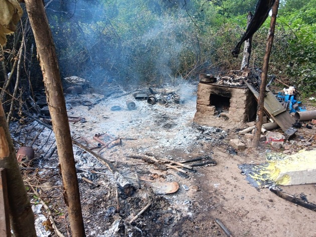 FW Düren: Illegales Lager in Flammen - Aufwendiger Feuerwehreinsatz im unwegsamen Gelände an der Rur