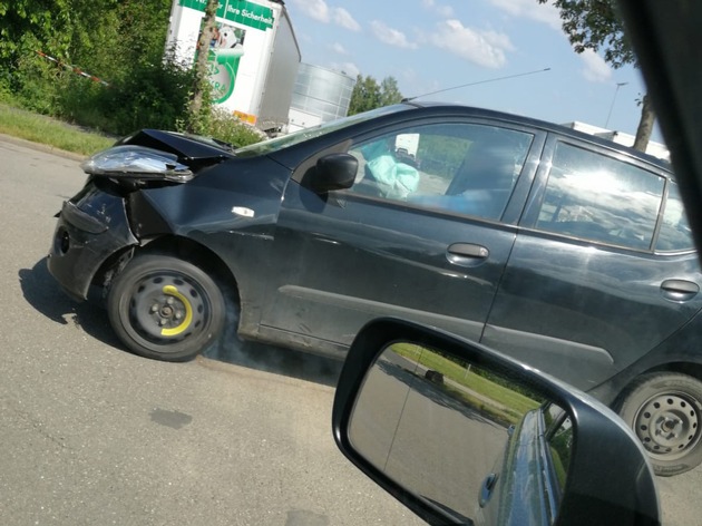 POL-KS: Schwarzer Hyundai ohne Kennzeichen flüchtet nach Unfall: Zeuge machte Foto; Ermittler bitten um Hinweise