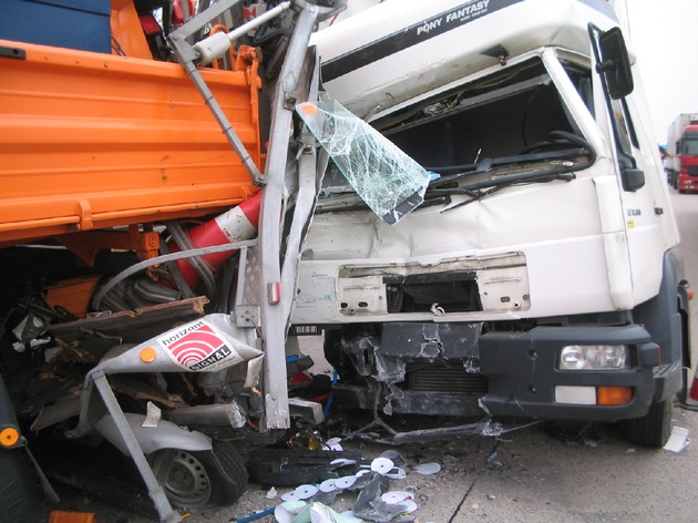 POL-HI: Verkehrsunfall auf BAB 7 - zwei leichtverletzte Personen nach Sekundenschlaf, hoher Sachschaden