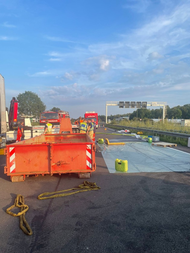 FW Helmstedt: Verkehrsunfall mit zwei LKW und Unbekannter Ladung