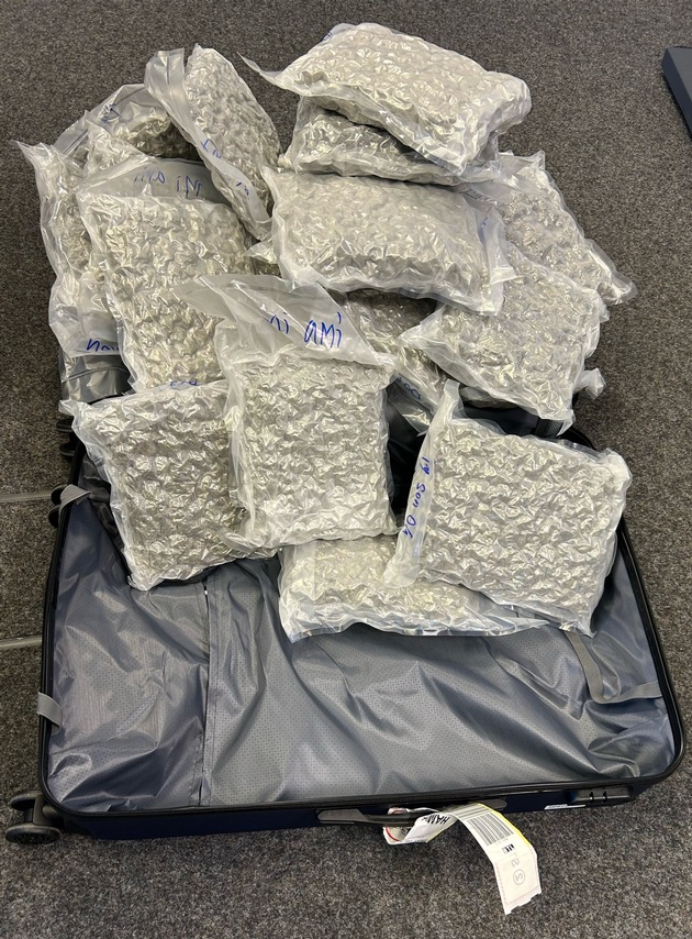 HZA-IZ: Drei Festnahmen nach versuchtem Marihuana-Schmuggel am Hamburger Flughafen / ZOLL verhindert Einfuhr von Marihuana in Rekordmenge