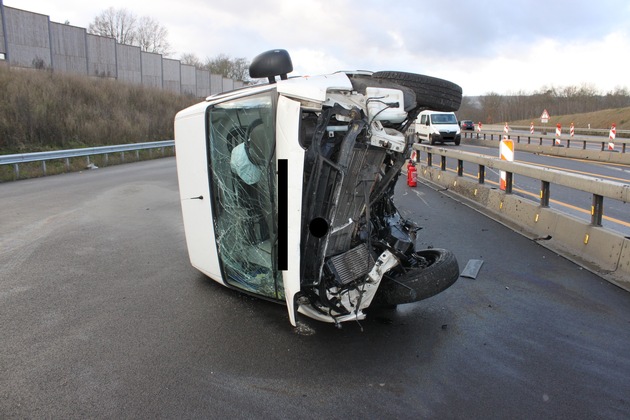 POL-PDKL: A6/Kaiserslautern, Kleintransporter kippt um