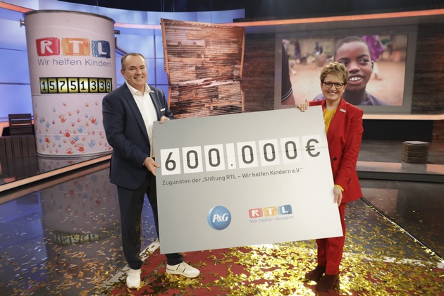 Procter &amp; Gamble übergibt beim 25. RTL-Spendenmarathon insgesamt 600.000 Euro und bucht dazu eine komplette Werbeinsel, zugunsten RTL - Wir Helfen Kindern