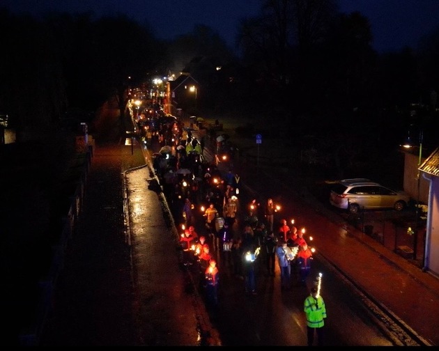 FW-OLL: Feuerwehr Huntlosen begrüßt rund 600 Teilnehmende zum ersten, gemeinsamen Laternelaufen