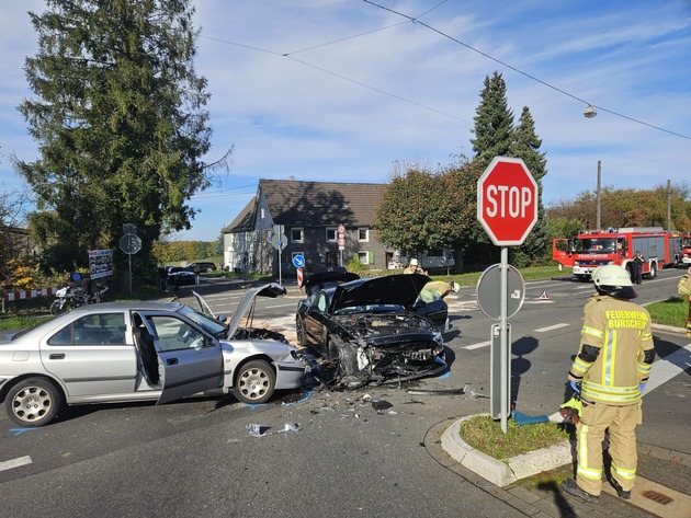 FW Burscheid: Zwei Verkehrsunfälle am Samstag beschäftigen die Feuerwehr