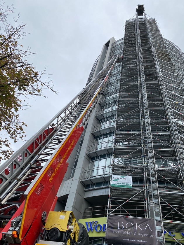 FW Dresden: Dach des World-Trade-Centers gerät in Brand