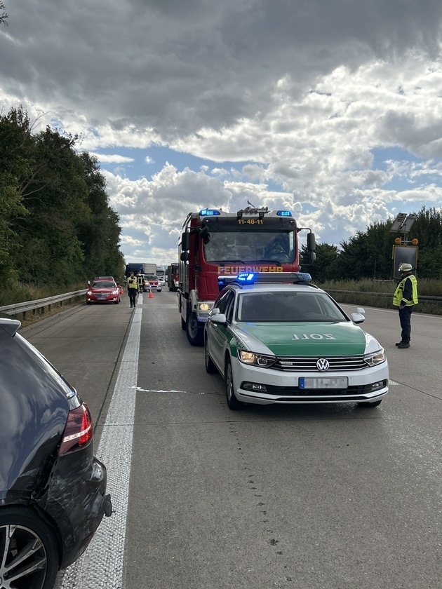 HZA-BS: Der ZOLL leistet Erste Hilfe auf der Bundesautobahn 7 bei Hotteln / Zwei Autos und ein LKW verunfallen