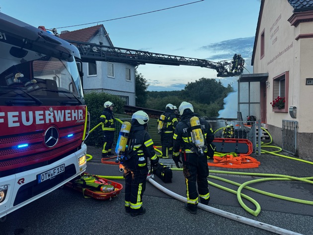 FW LK Neunkirchen: Brand eines Carports greift auf Wohnhaus über - Großalarm für die Feuerwehr Schiffweiler