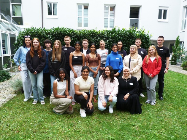 PM // 15 Frauen und fünf Männer starten in Pflegehelfer-Ausbildung