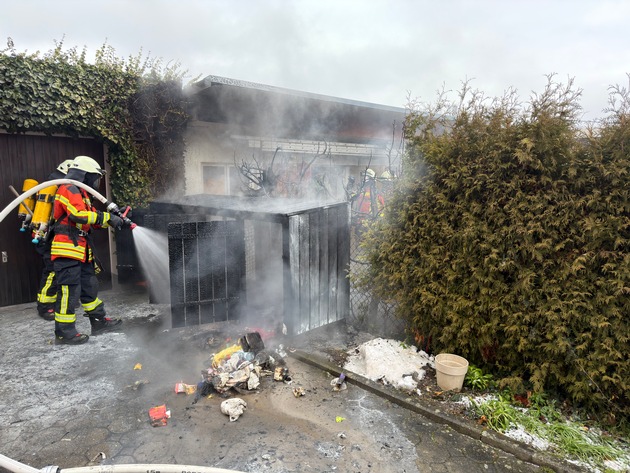 FW Stockach: Mülleimer-/Garagenbrand