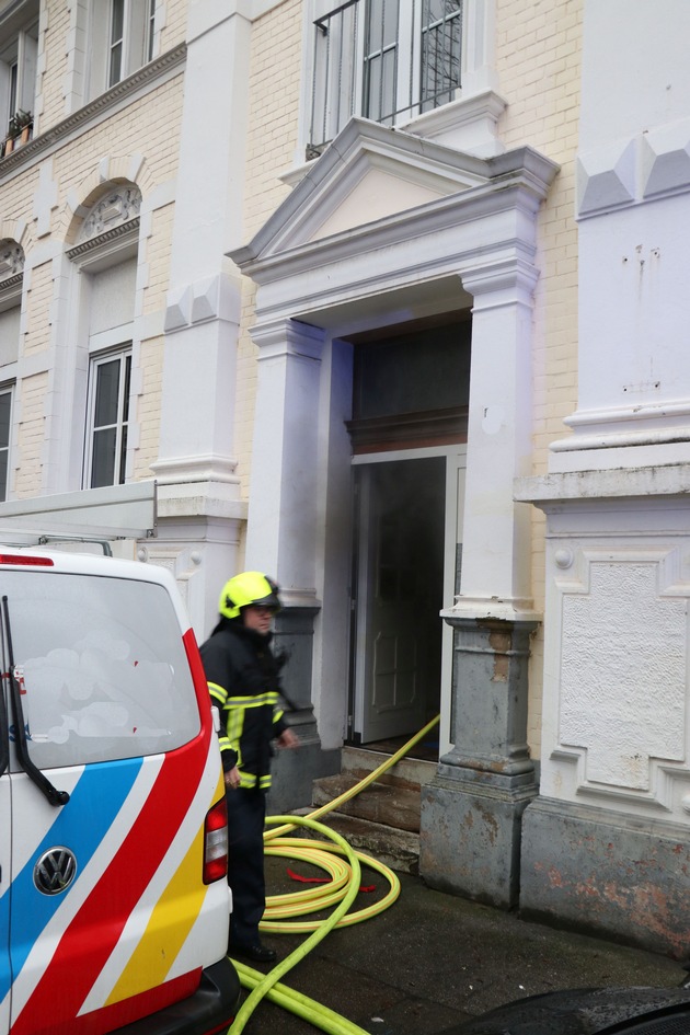 FW-MK: Küchenbrand: Frau rettet sich mit einem Sprung aus dem Fenster