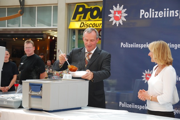 POL-GOE: (707/2009) Einsatzküchenwagen der Polizei Göttingen wird 50 - &quot;Polizei kocht für Hospiz&quot;