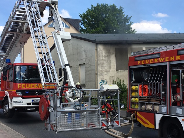 FW-HAAN: Feuer in leerstehender Halle an der Feldstraße