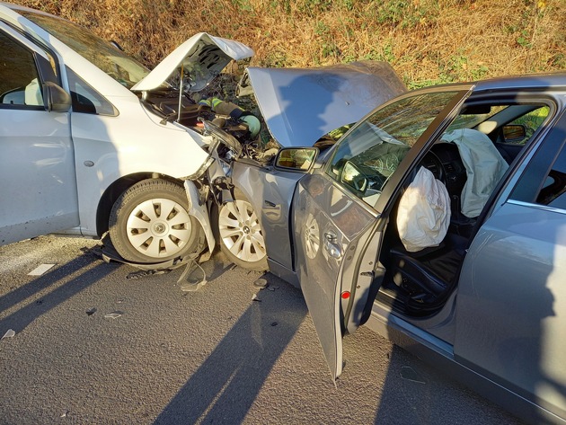 FW-EN: Mehrere Verletzte bei Verkehrsunfall - Handwerker stürzt am Abend Hang hinab