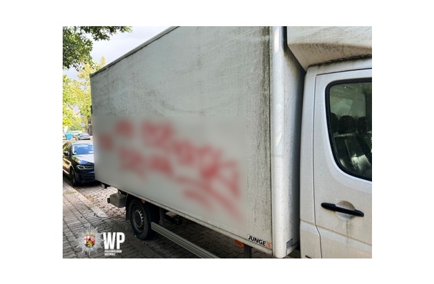 POL-PDKL: Schmierfinken beschädigen Transporter
